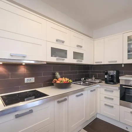 Monty Villa Pridraga