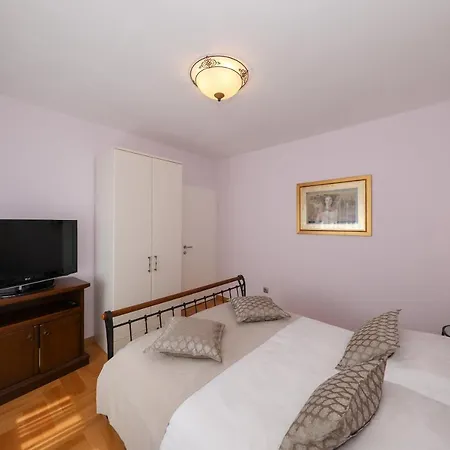 Monty Villa Pridraga